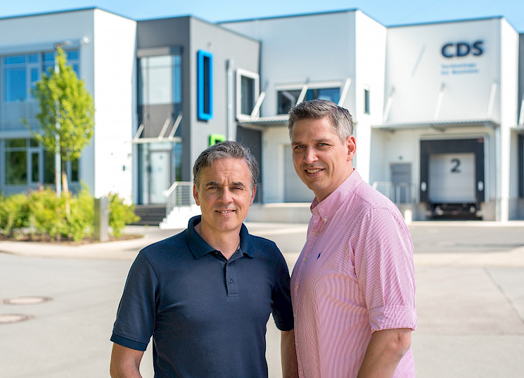 Paul Koch und Sven Bent, managing directors of the CDS enterprise group in front of the new extension building in Lage/ Lippe.
