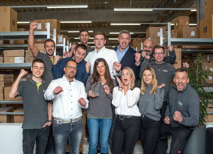 So sehen begeisterte „Young Professionals“ aus – die Kollegen aus den Teams Vertrieb, Technik und Logistik bejubeln ihren Erfolg.