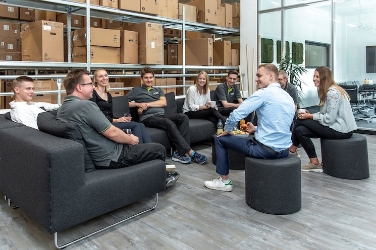Verschiedene Abteilungen kommen in der Pause zusammen