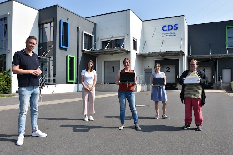 Nicole Schwager (rechts) nimmt in Begleitung von Annika Sulz (2.v.r.) und Julia Reinecke (Mitte) die Laptops von Sven Bent und Rebecca Meise (beide CDS Unternehmensgruppe) entgegen