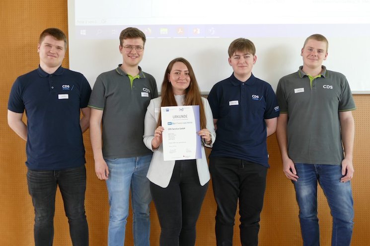Felix Pawlick, Niklas Nickel, Chiara Rieks (Account Managerin), Jan-Luca Kopatz und Tristan Goeke nahmen die Urkunde entgegen.
