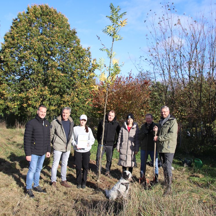 Der erste gepflanzte Baum symbolisiert den Einstieg in den KlimaPakt Lippe. (v.l.n.r.) Tobias Priß (Kreis Lippe), Paul und Lizanne Koch (CDS), Timoteus Peters (Stadt Lage), Rebecca Meise, Henrik Eichler und Sven Bent (alle CDS) mit Hund Jacky.